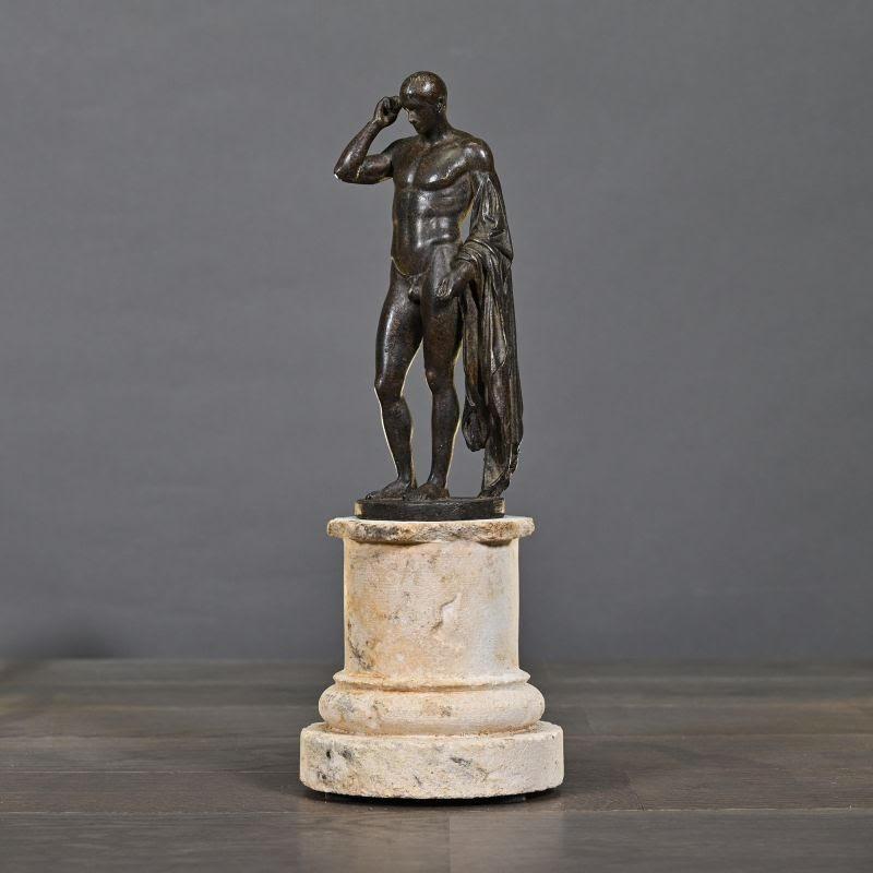 Scultura che rappresenta una statua di Cesare, XXI secolo.

Scultura di Cesare in resina patinata, base in pietra, 21° secolo.
H. 32.5cm, P. 13cm