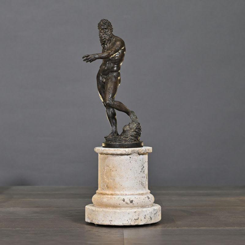 Skulptur, die eine Statue des Herkules darstellt, 21. Jahrhundert.

Skulptur des Herkules aus patiniertem Harz, Steinsockel, 21. Jahrhundert.
H: 32cm, T: 13cm