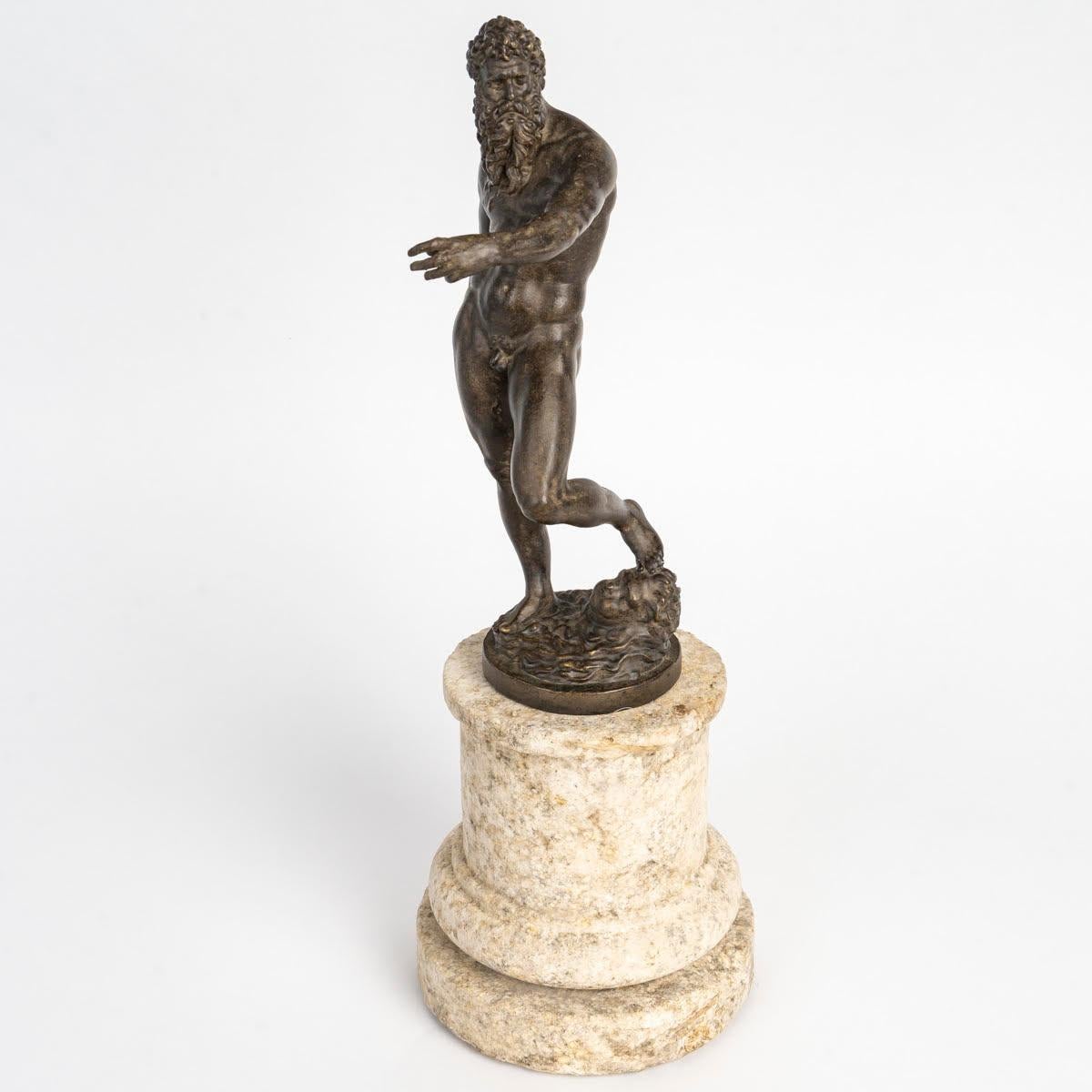 Sculpture représentant une statue d'Hercule, 21e siècle.

Sculpture d'Hercule en résine patinée, base en pierre, 21e siècle.
H : 33,5 cm, D : 12 cm