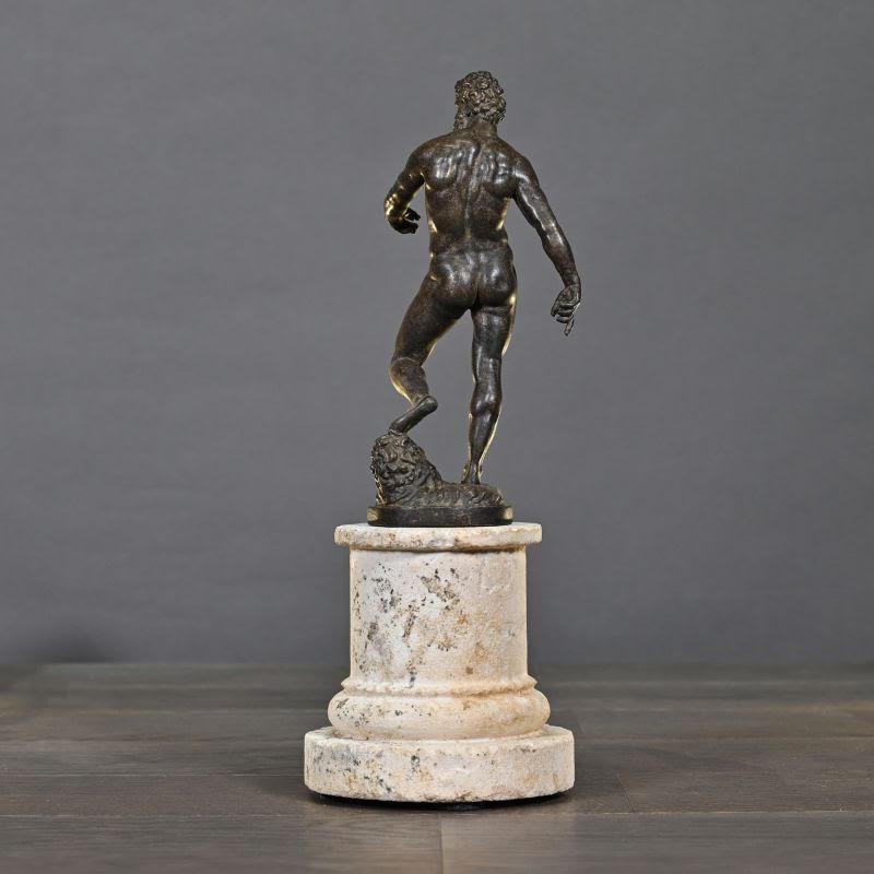 Skulptur mit einer Statue des Herkules, 21. Jahrhunderts. (Moderne) im Angebot