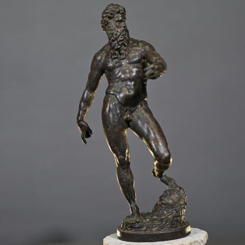 Skulptur mit einer Statue des Herkules, 21. Jahrhunderts. (Französisch) im Angebot