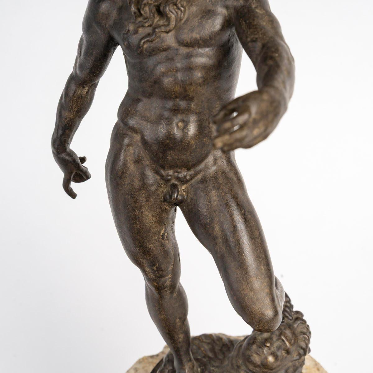 Patiné Sculpture représentant une statue d'Hercule, 21e siècle. en vente