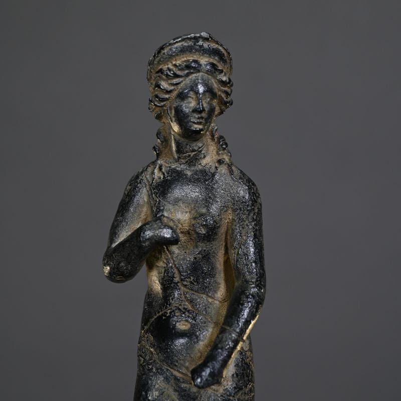 Scultura che rappresenta una statua della Dea Venere in terracotta, XXI secolo.

Scultura della Dea Venere in terracotta, base in pietra, XXI secolo.
H. H. 33,5 cm, P. 10 cm.