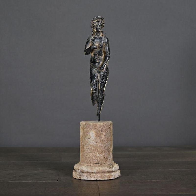 Francese Scultura raffigurante una statua della dea Venere in terracotta, XXI secolo in vendita