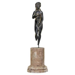 Escultura que representa una estatua de la diosa Venus en terracota, siglo XXI