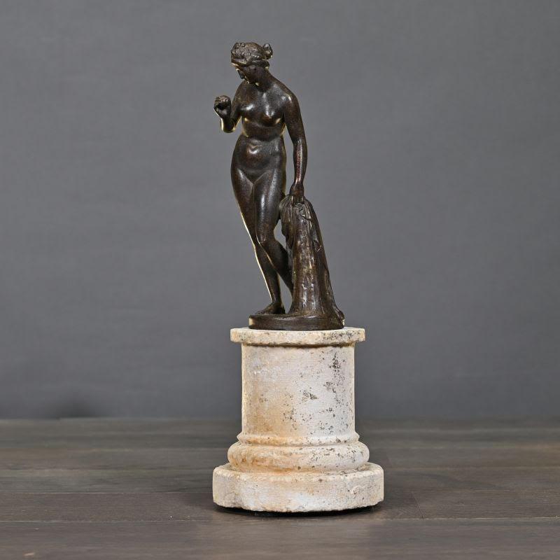 Scultura che rappresenta una statua di Venere, XXI secolo.

Scultura di Venere in resina patinata, base in pietra, 21° secolo.
H: 32cm, L: 10.5cm, P: 10.5cm