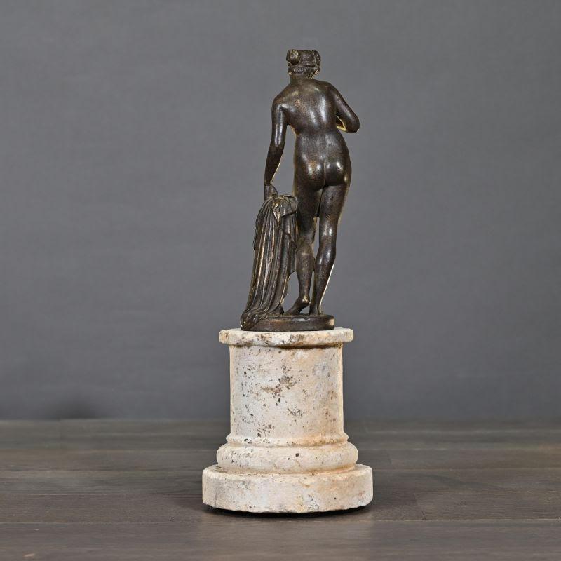 Moderno Scultura raffigurante una statua di Venere, 21° secolo. in vendita