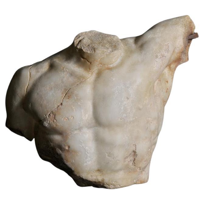 Skulptur, die die Büste eines römischen Soldaten darstellt, 21. Jahrhundert.

Skulptur auf Sockel einer Büste eines römischen Soldaten, Gladiator, aus Gips und patiniertem Harz, 21. Jahrhundert, nach dem Vorbild des Musée du Louvres, Paris.

H: