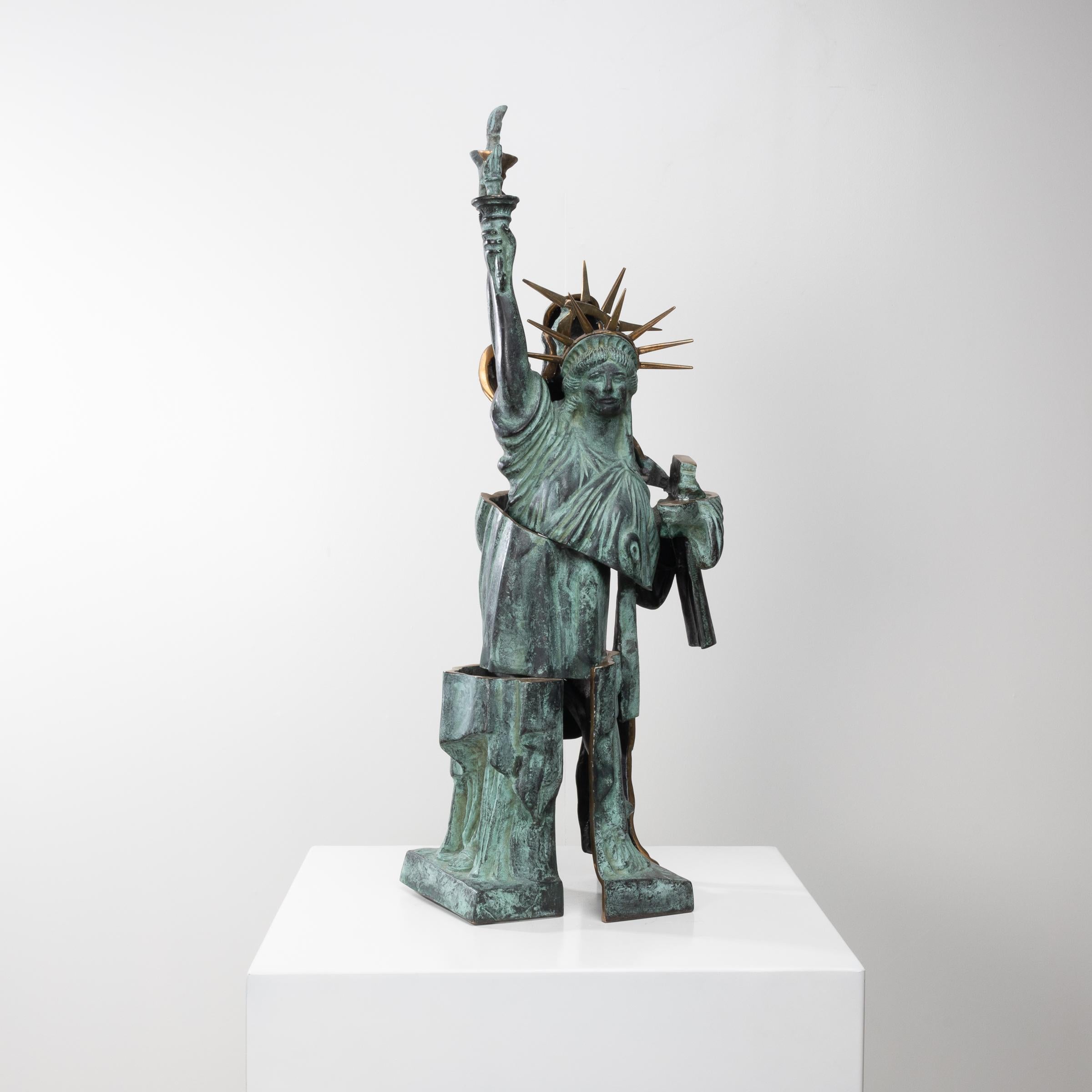 Sculpture representing the “deconstructed” Statue of Liberty by Arman (Armand Fernandez).
Bronze with blue-grey patina and polished bronze.
The Statue of Liberty is a recurring motif in the artist’s work, and he will create several interpretations