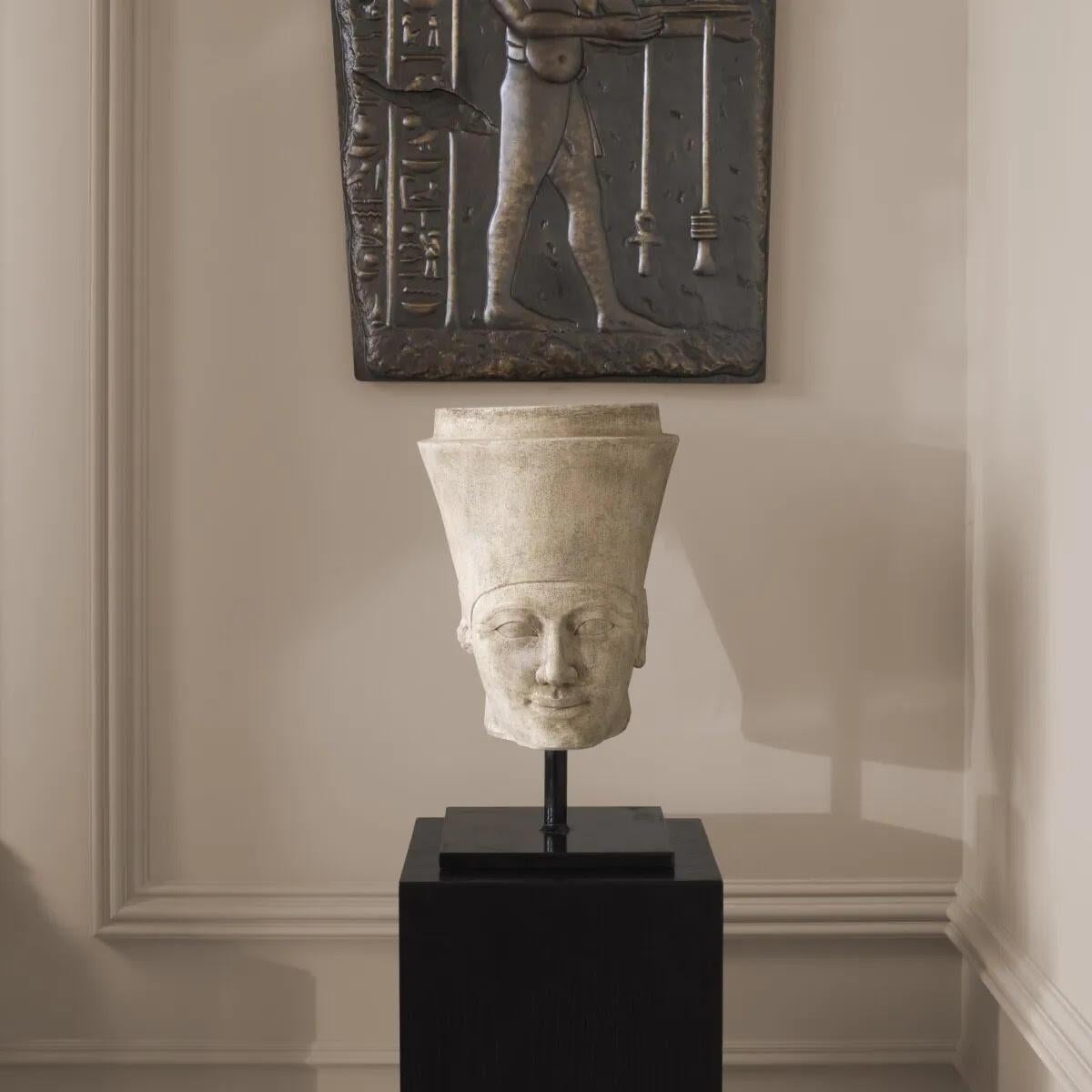 Skulptur, gemeißelte Sandsteinbüste im Geschmack des alten Ägyptens, XX. Jahrhundert.

Büste, geschnitzte Sandsteinskulptur im Stil des alten Ägypten, 20. Jahrhundert.
H: 58cm, B: 30cm, T: 40cm

Produktionszeit: 2-3 Wochen