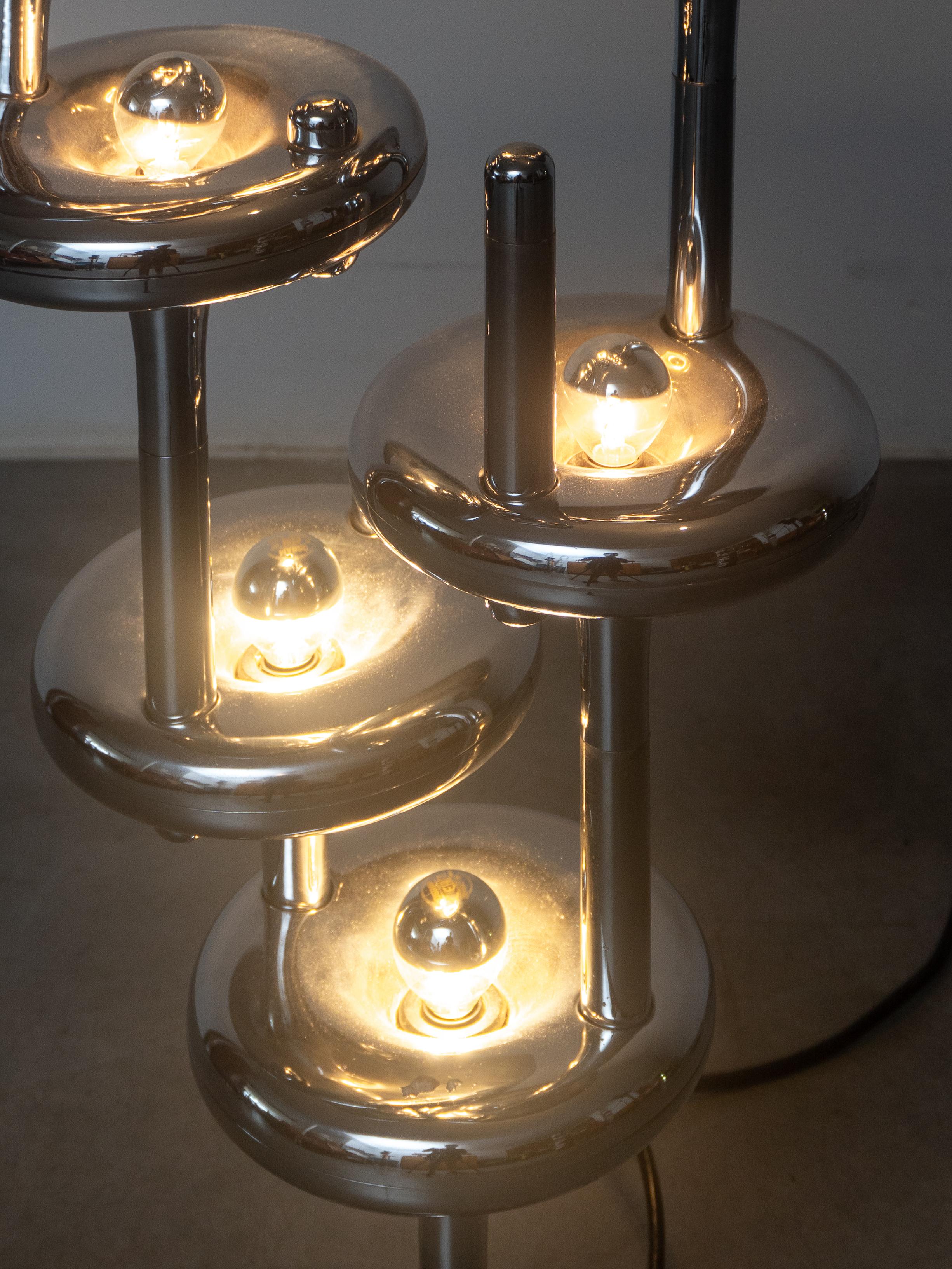Rara scultura iconica Spage Age, set modulare di due lampade da terra cromate. Progettato negli anni '60 da Nagel Germany e prodotto in Germania.
Questo set di lampade è composto da 24 elementi luminosi modulari che sono collegati con un sistema