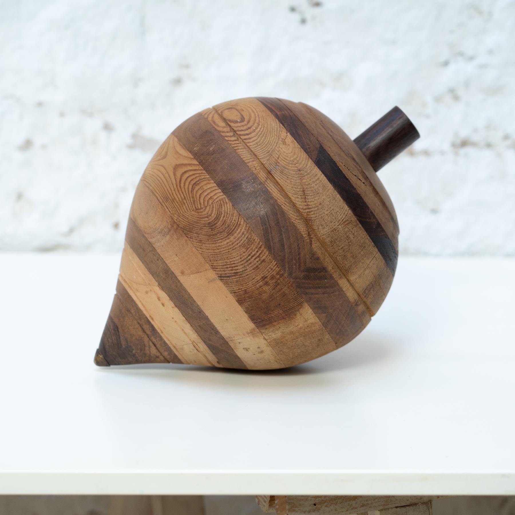 Escultura Trompo En Madera, circa 1990 en venta 3