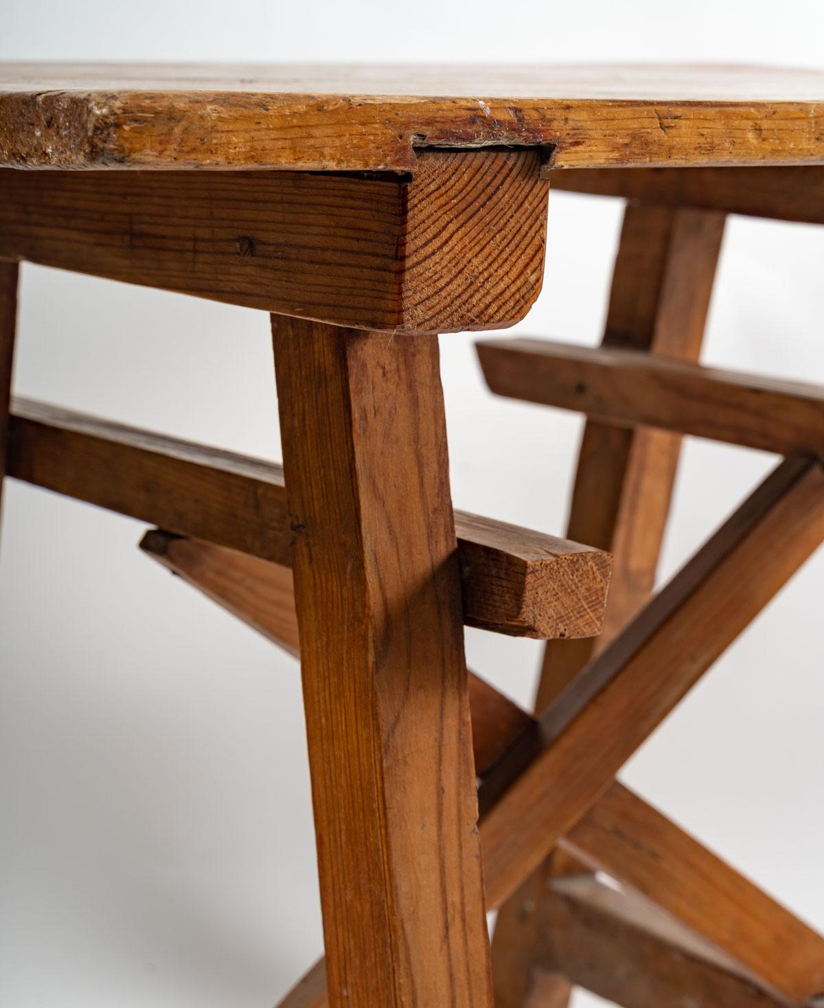 Sculpture stand, artist's studio furniture, X-shaped table, 20th century.

Measures: H: 63 cm, W: 74 cm, D: 57 cm.