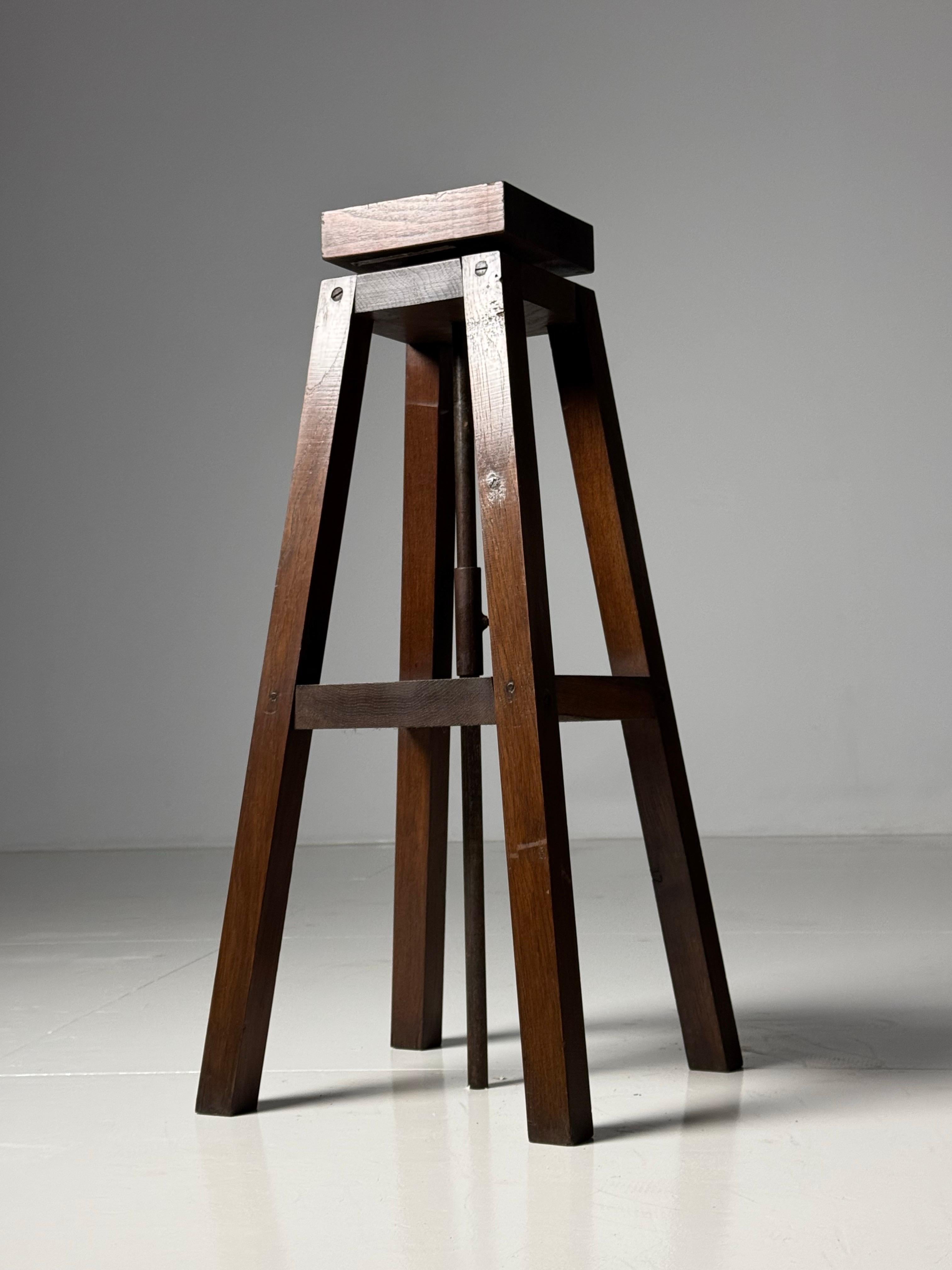 Regala il piedistallo di una statua o di una scultura del XX secolo. Realizzato in legno di Oak. Regolabile in altezza. Abbiamo trovato questo esemplare in Francia.

Dimensioni: 87H x 39L x 39D