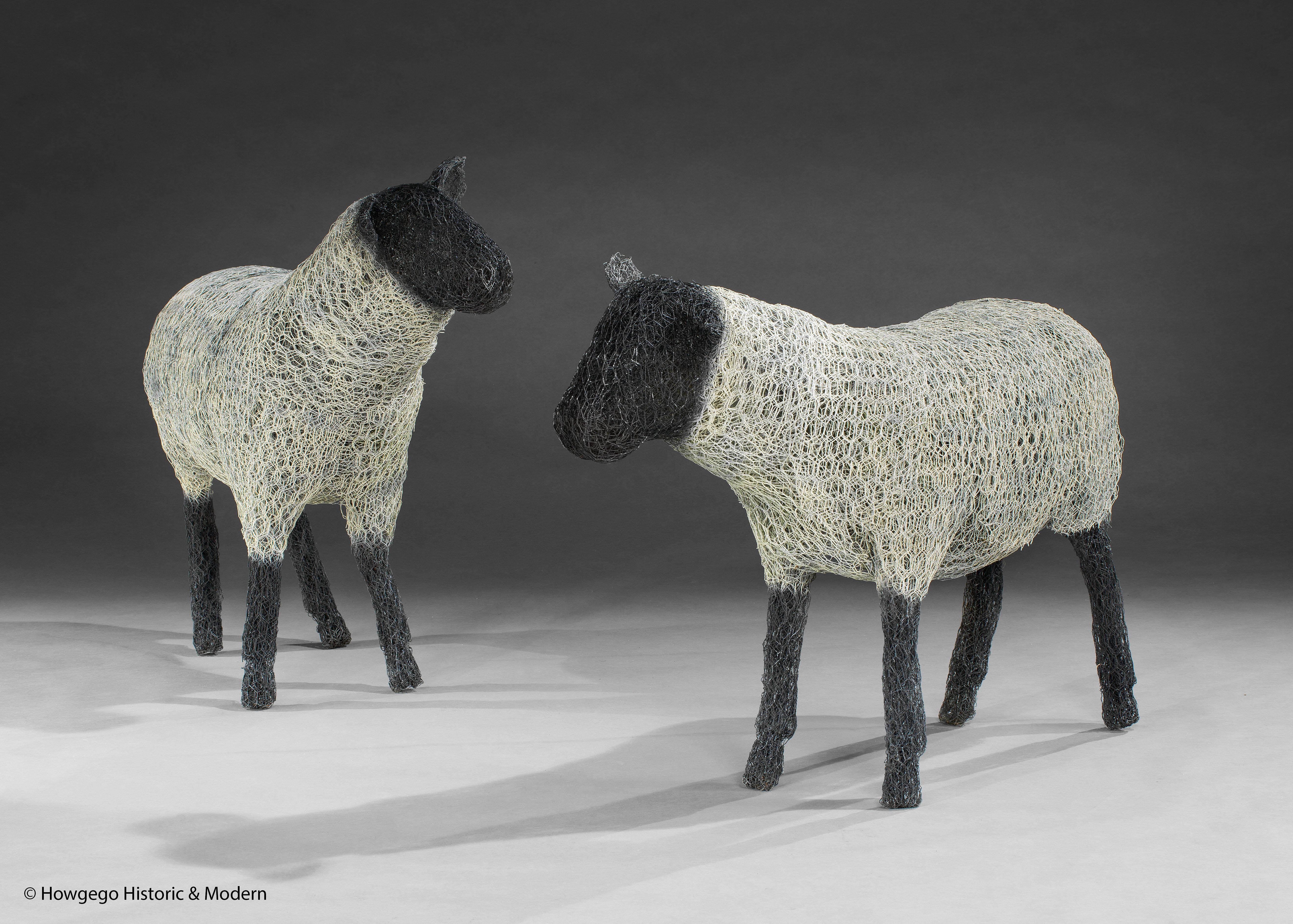 Ein Paar zeitgenössische, volkskünstlerische, lebensgroße, drahtgefertigte Gartenskulpturen, Schafe

Handgeformt aus mehreren Lagen lackiertem galvanisiertem Draht in Weiß und Schwarz.  Jede Skulptur ist einzigartig.  Diese Schafe sind sehr