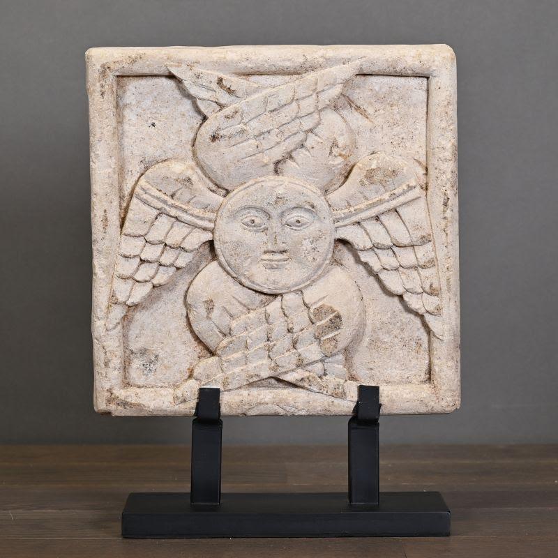 Bildhauerei, Steinskulptur, die ein Flachrelief darstellt.

Unsere Welt ist von Engeln, Cherubim und Seraphim bevölkert, und wir sind uns dessen oft nicht bewusst. Es sind die Seraphim, die Gott am nächsten sind. Der Seraph hat 6 Flügel und ist Gott