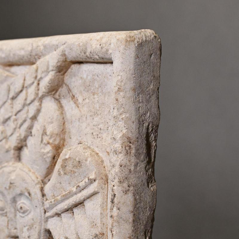 Skulptur, Steinskulptur einer Steinskulptur, die ein Basrelief darstellt. (Moderne) im Angebot