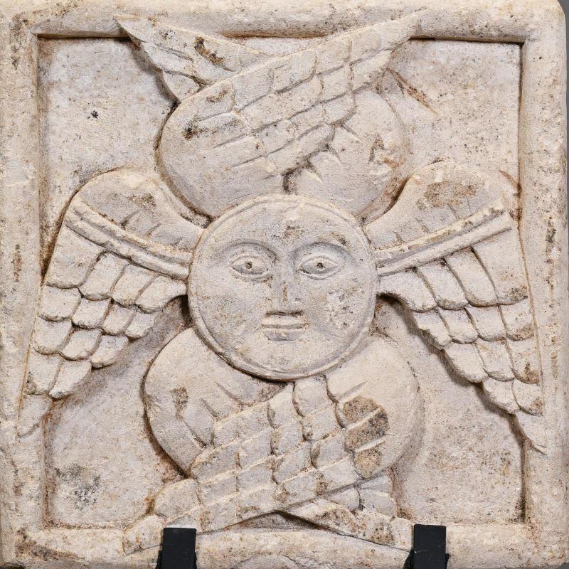 Skulptur, Steinskulptur einer Steinskulptur, die ein Basrelief darstellt. (Französisch) im Angebot