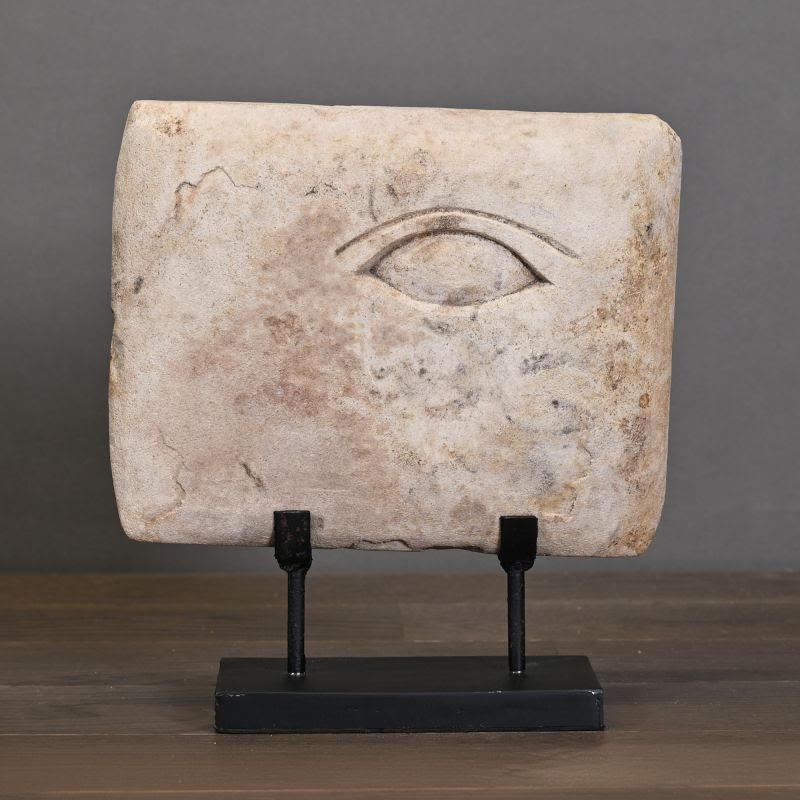 Skulptur, Steinskulptur, die ein schützendes Auge darstellt.

Die aus der hellenistischen und römischen Epoche stammenden Ex-Voto-Skulpturen aus Zypern werden allgemein als anatomisch beschrieben und stellen Arme, Beine, Zehen, Finger, männliche und