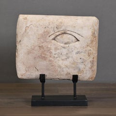 Scultura, Scultura in pietra che rappresenta un occhio protettivo.