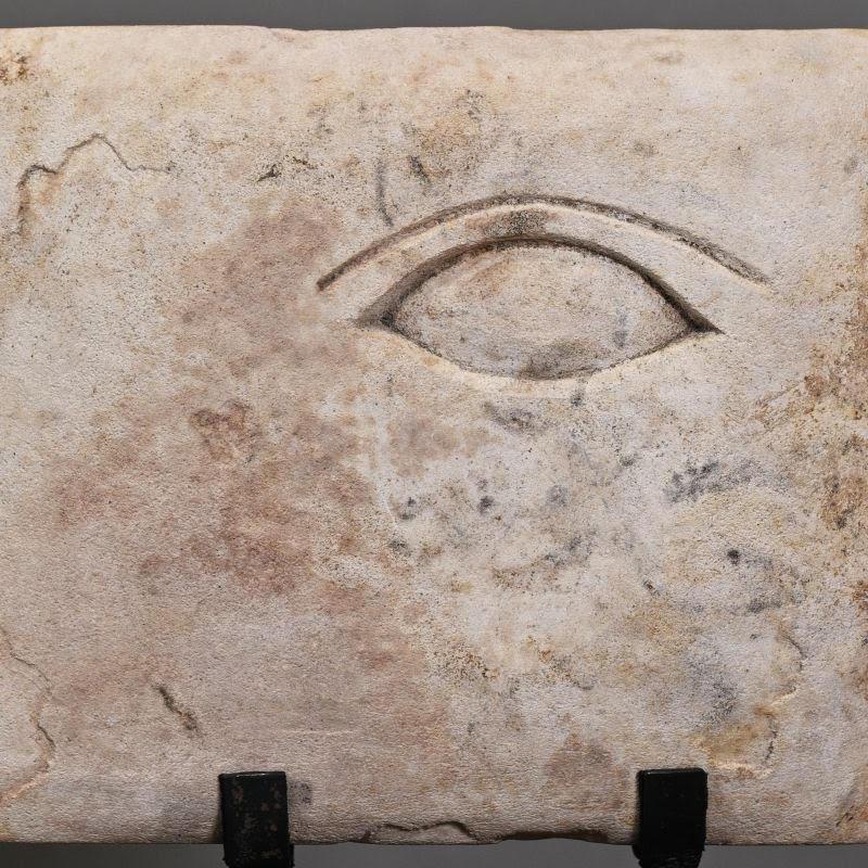 Skulptur, Steinskulptur, eine Skulptur, die ein schützendes Auge darstellt. (Moderne) im Angebot