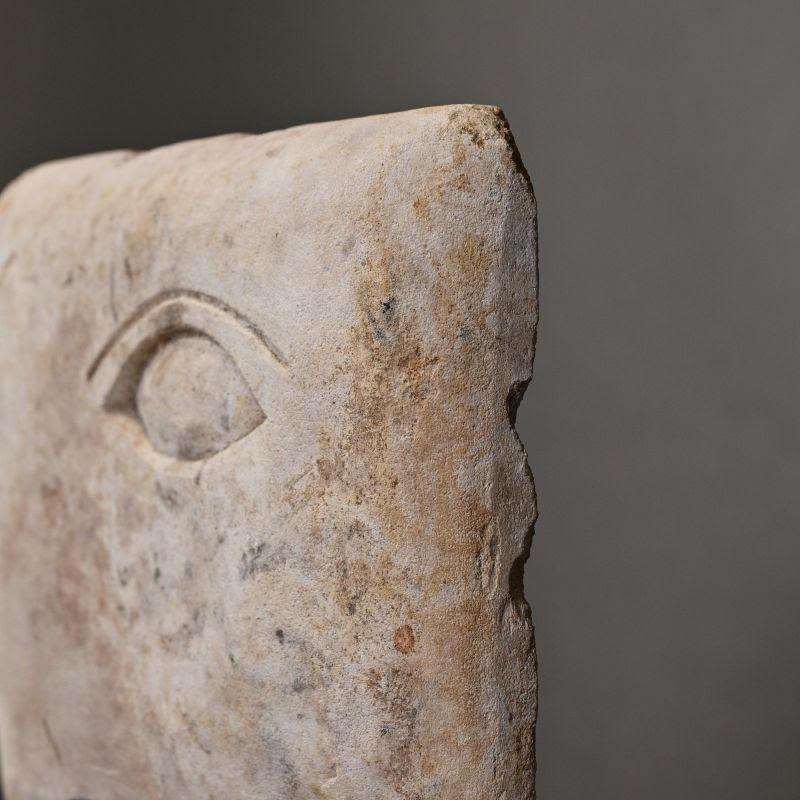 Skulptur, Steinskulptur, eine Skulptur, die ein schützendes Auge darstellt. (Französisch) im Angebot