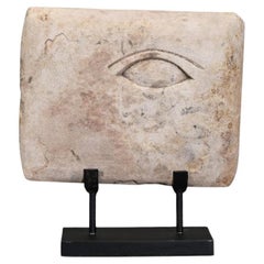 Escultura, Escultura de piedra que representa un ojo protector.