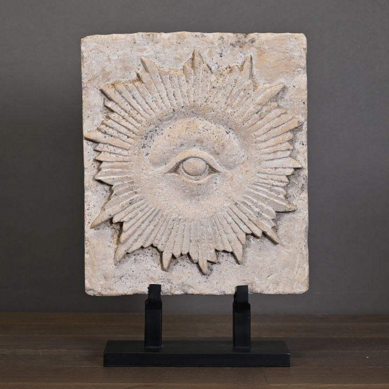 Skulptur, Steinskulptur, die das Auge der Vorsehung darstellt.

Dieses Symbol, auch bekannt als das allwissende Auge, wird seit Jahrhunderten als Schutzzeichen verwendet. Er ist christlichen Ursprungs und steht für absolutes Wissen und göttliche