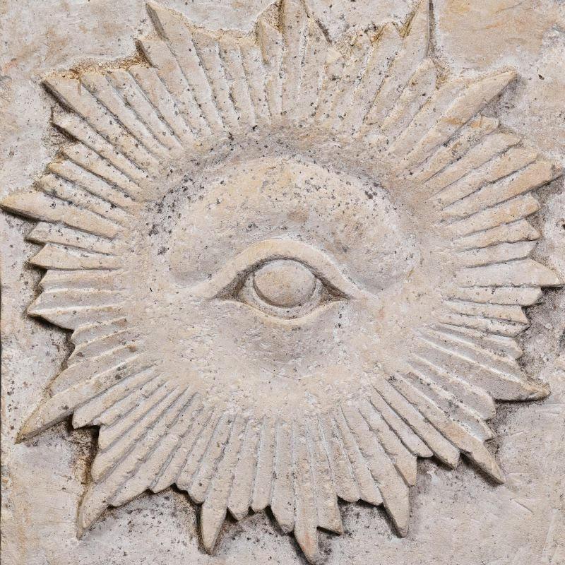 Skulptur, Steinskulptur, die das Auge der Providence darstellt. (Moderne) im Angebot