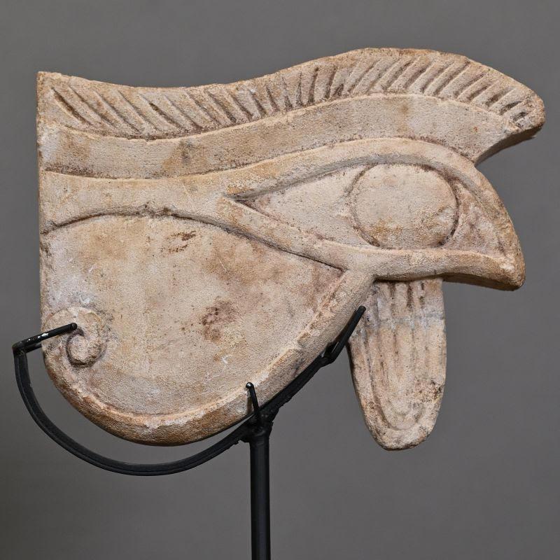 Skulptur, Steinskulptur, die das Oeil Oudjat darstellt. (Moderne) im Angebot