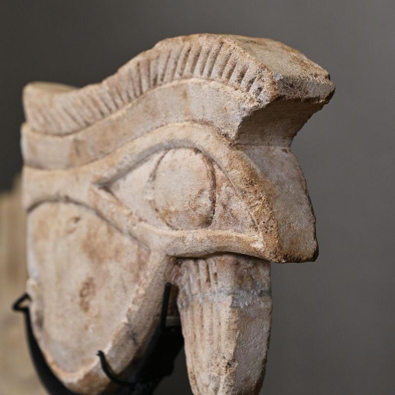 Skulptur, Steinskulptur, die das Oeil Oudjat darstellt. (Französisch) im Angebot