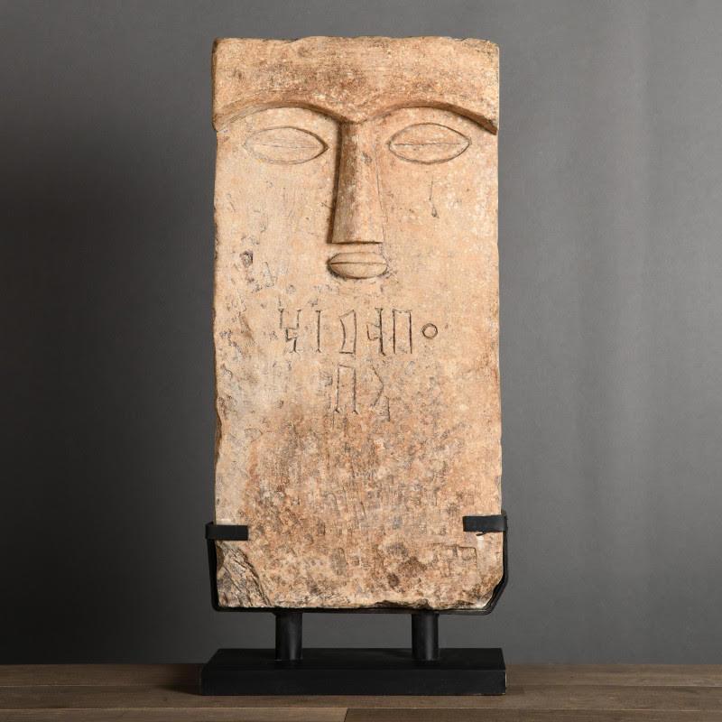Sculpture, stone stele representing an ancient divinity, 20th century.

Sculpture of an ancient divinity, stone stele on a metal base, 20th century.
H: 69.5cm, W: 32cm, D: 15cm