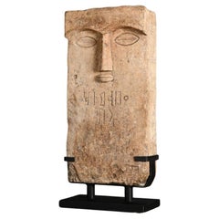 Escultura, estela de piedra que representa a una antigua divinidad, siglo XX.