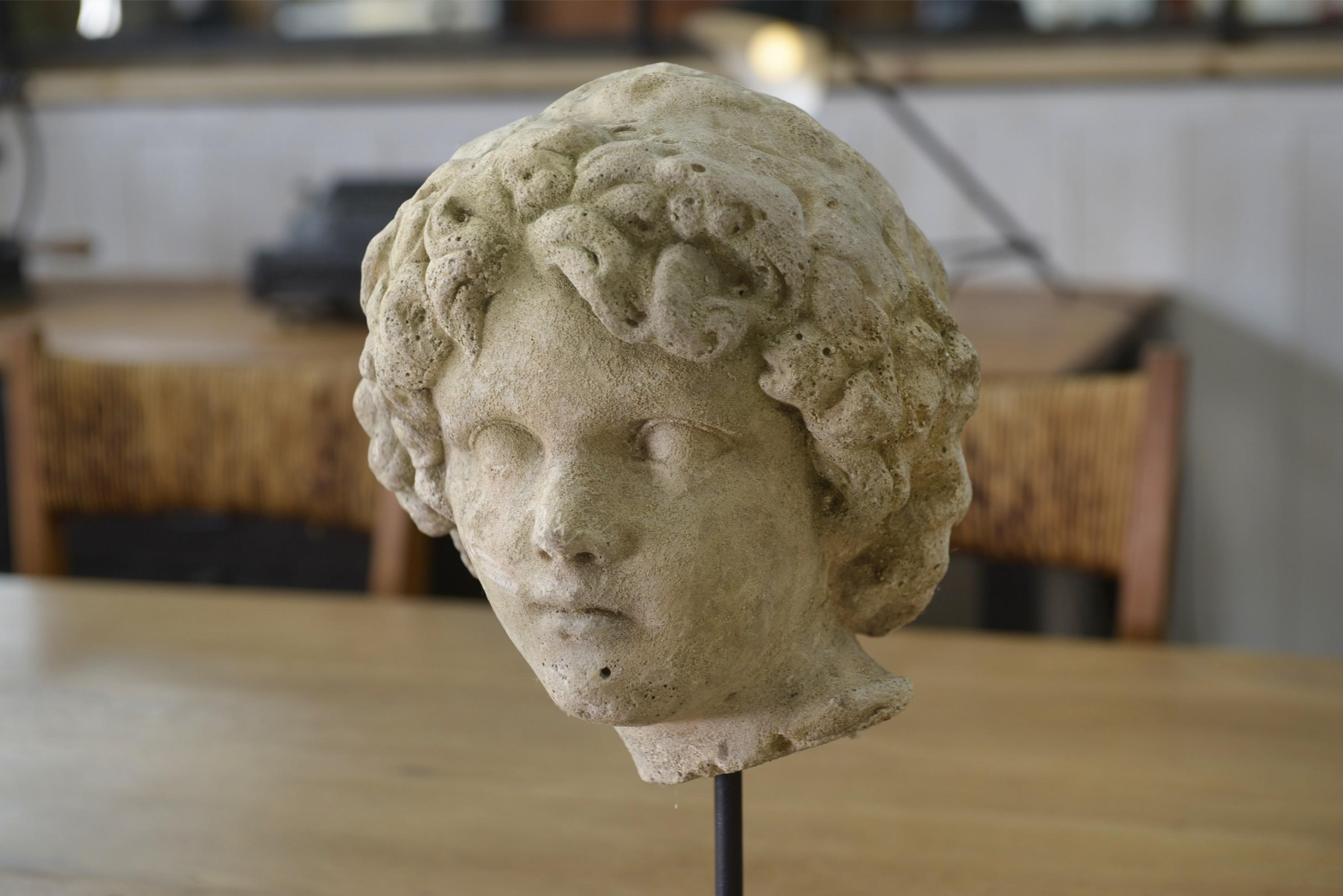 Francese Scultura tête en pierre reconstituée taillée stile antico XIXème in vendita