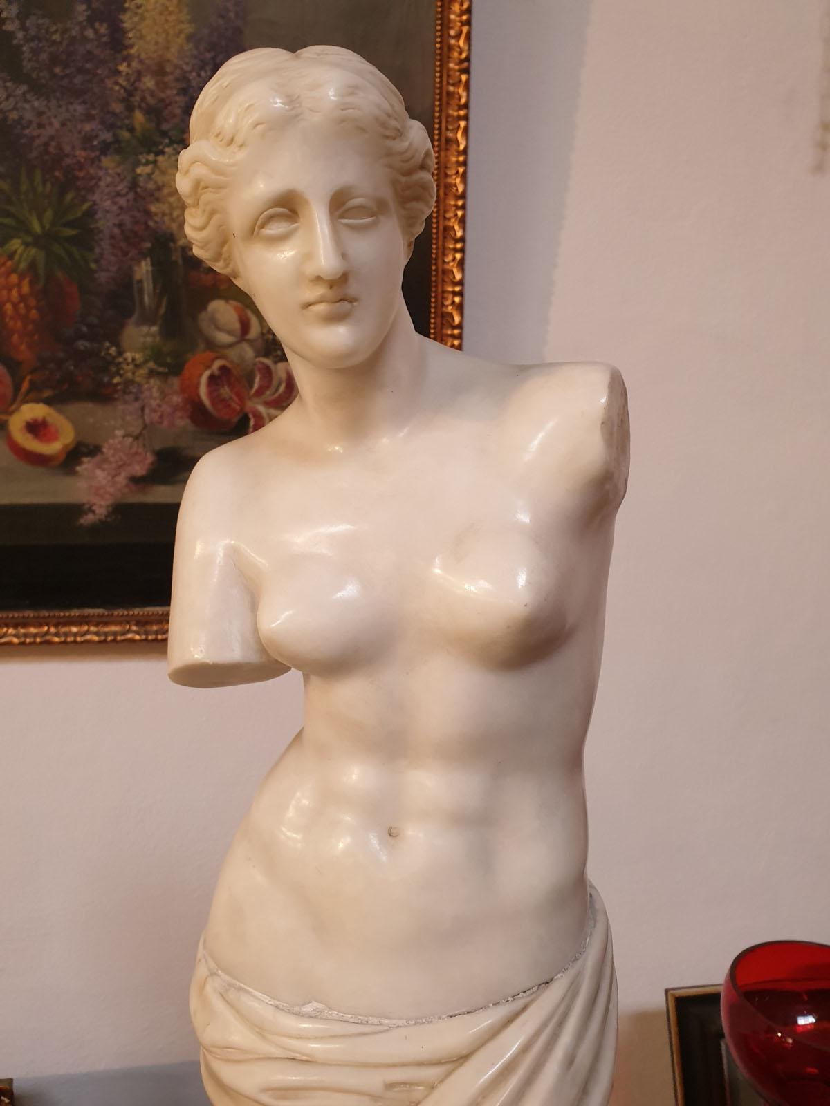 Italian Sculpture “The Venus Of Milo” Carrara Marble, Turn of the 19th-20th Century