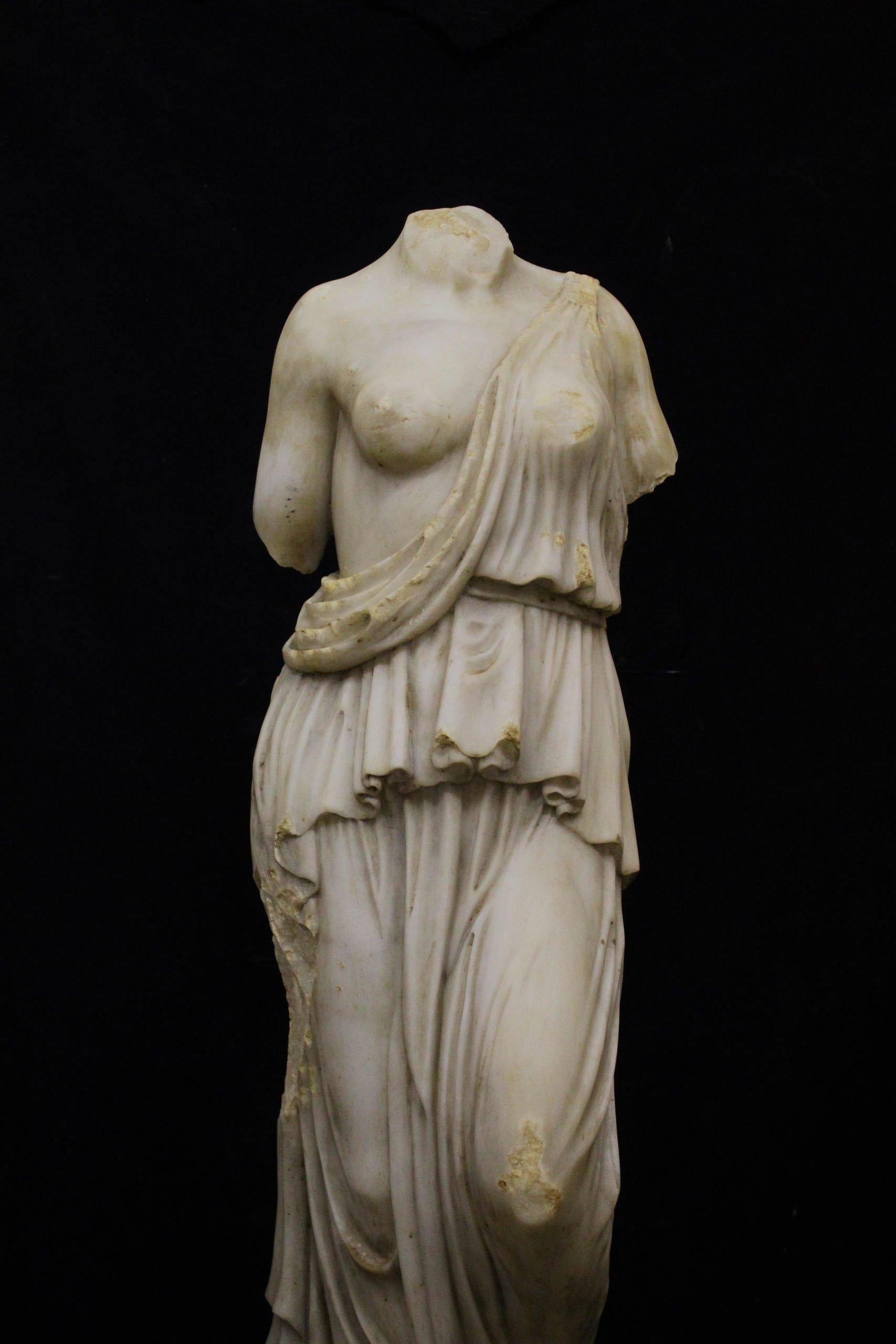 Description
Sculpture, togated torso of Venus in white marble. ADDITIONAL PHOTOS, INFORMATION OF THE LOT AND SHIPPING INFORMATION CAN BE REQUEST BY SENDING AN EMAIL. Indicative shipping costs in Italy: 350€ and Europe: 570€. Tags: Scultura, torso