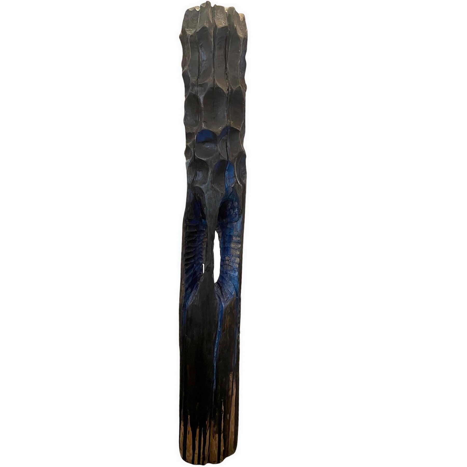 Français Sculpture « Totem » en bois avec patine bleue en vente