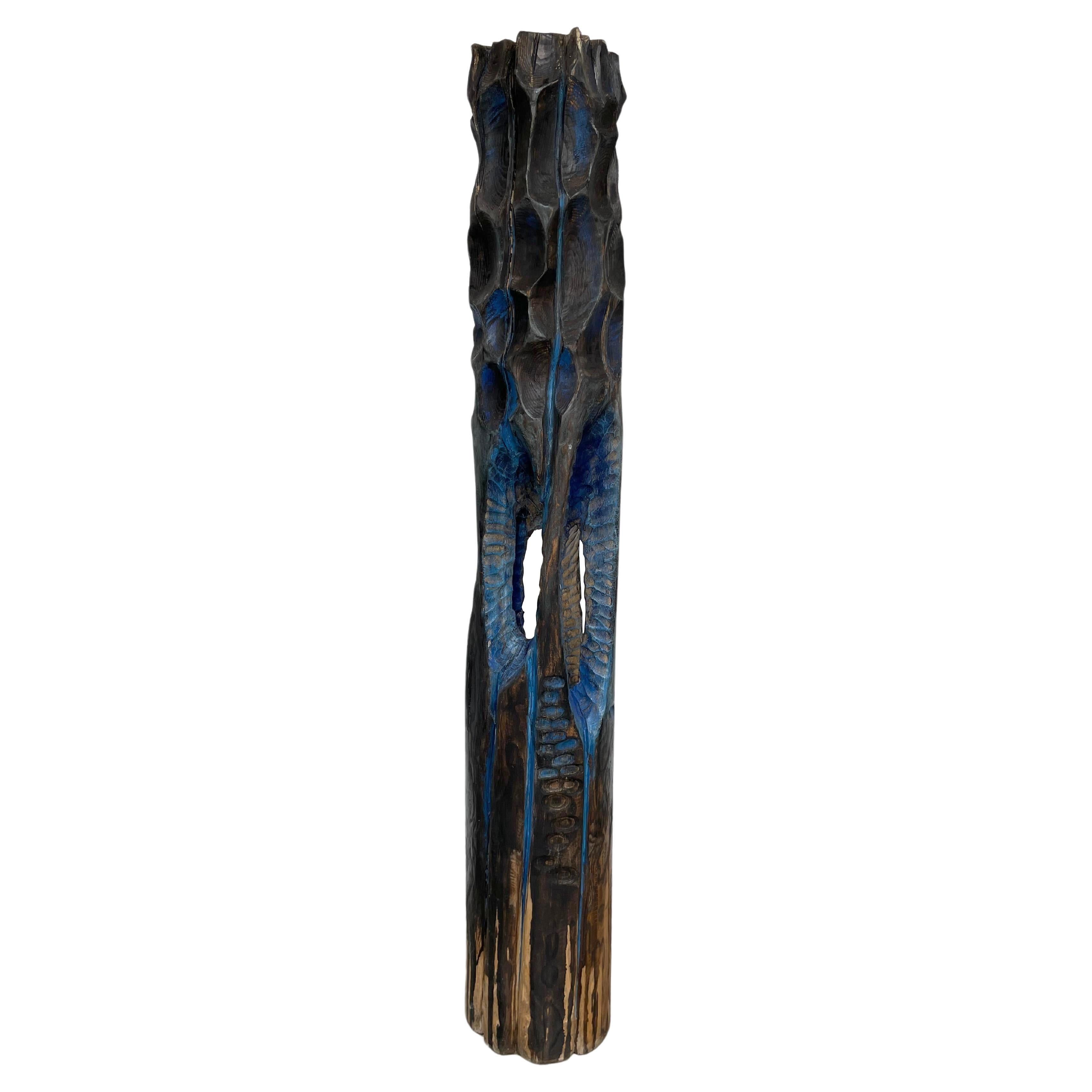 Sculpté à la main Sculpture « Totem » en bois avec patine bleue en vente