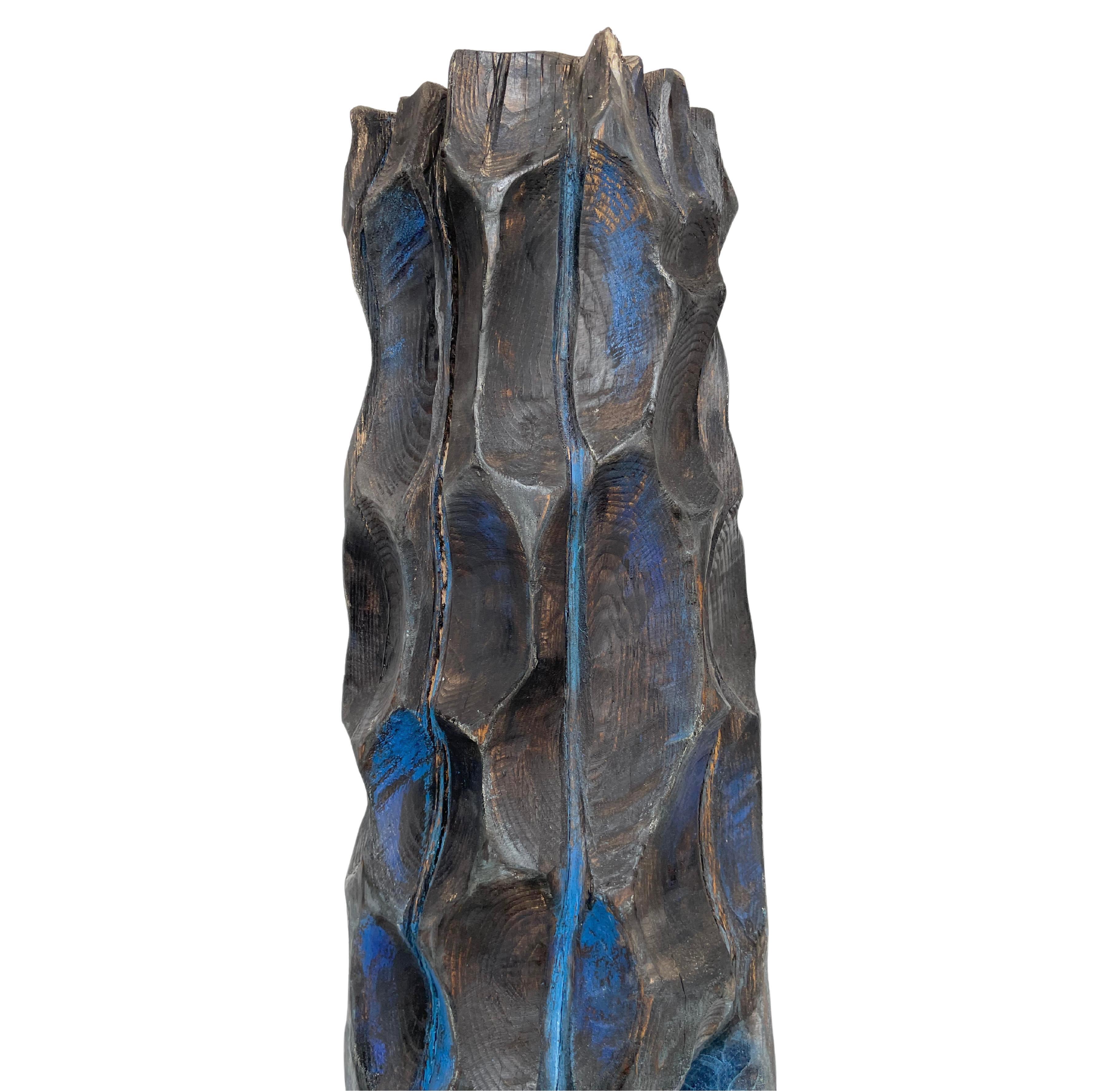 Skulptur „Totem“ aus Holz mit blauer Patina im Zustand „Gut“ im Angebot in Paris, FR