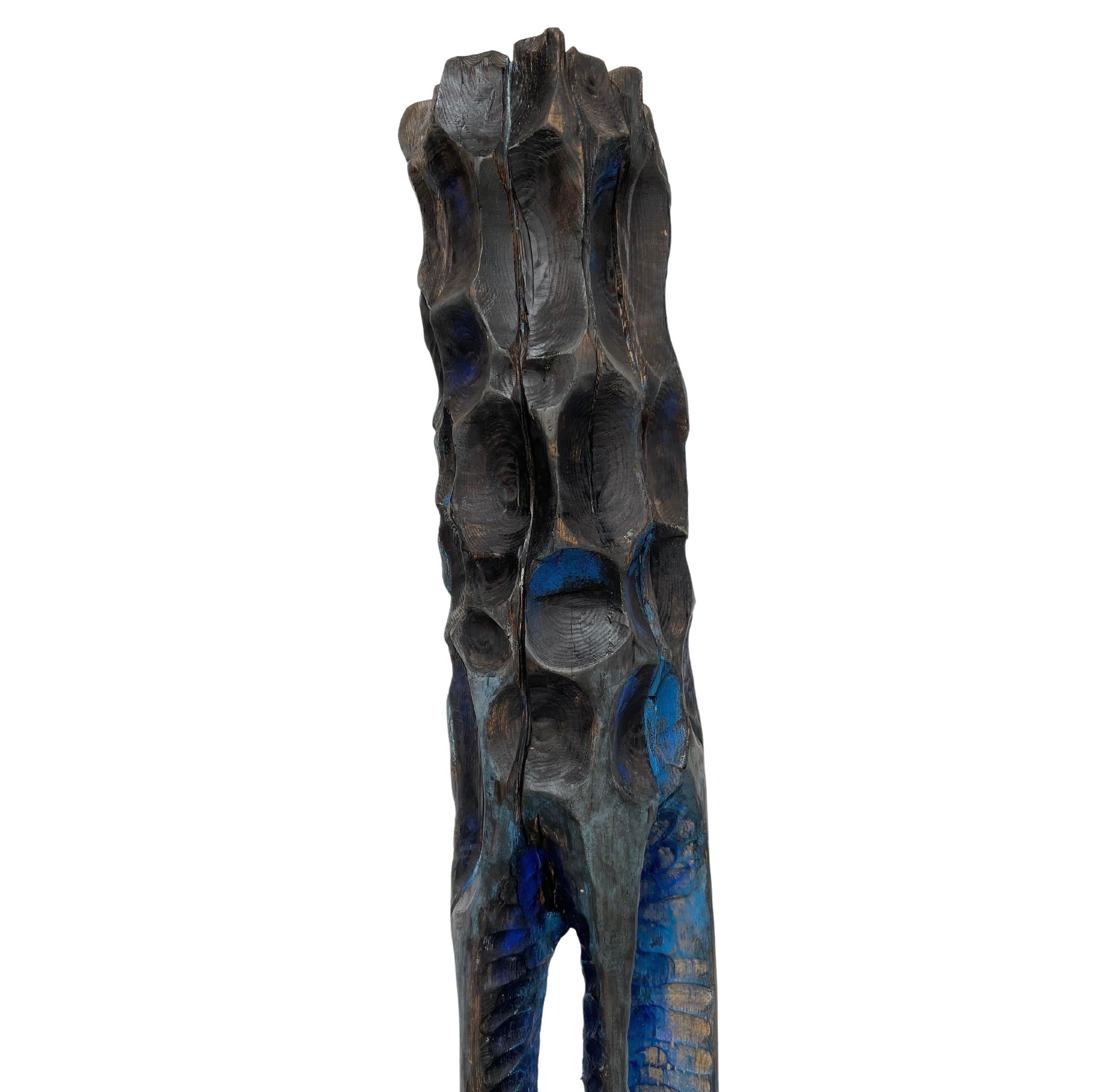 Bois Sculpture « Totem » en bois avec patine bleue en vente