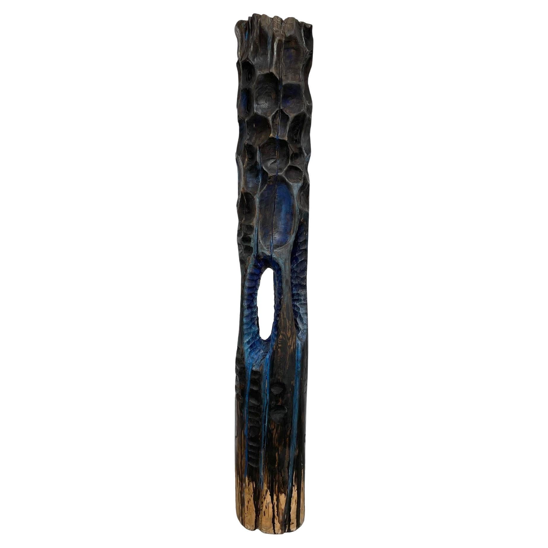 Skulptur „Totem“ aus Holz mit blauer Patina
