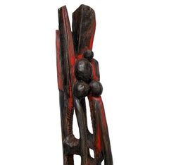 Sculpture « Totem » en bois avec patine rouge