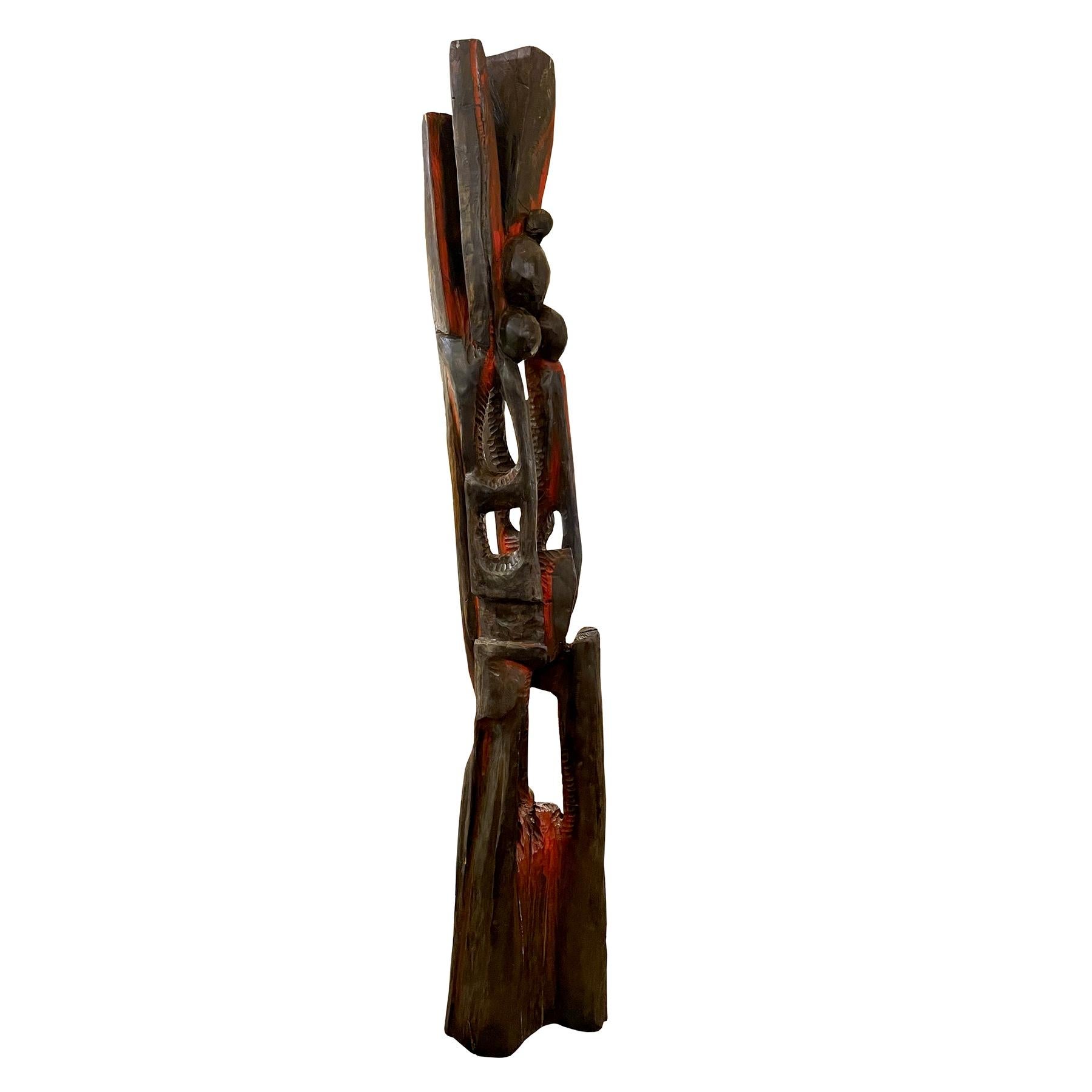 Sculpté à la main Sculpture « Totem » en bois avec patine rouge en vente