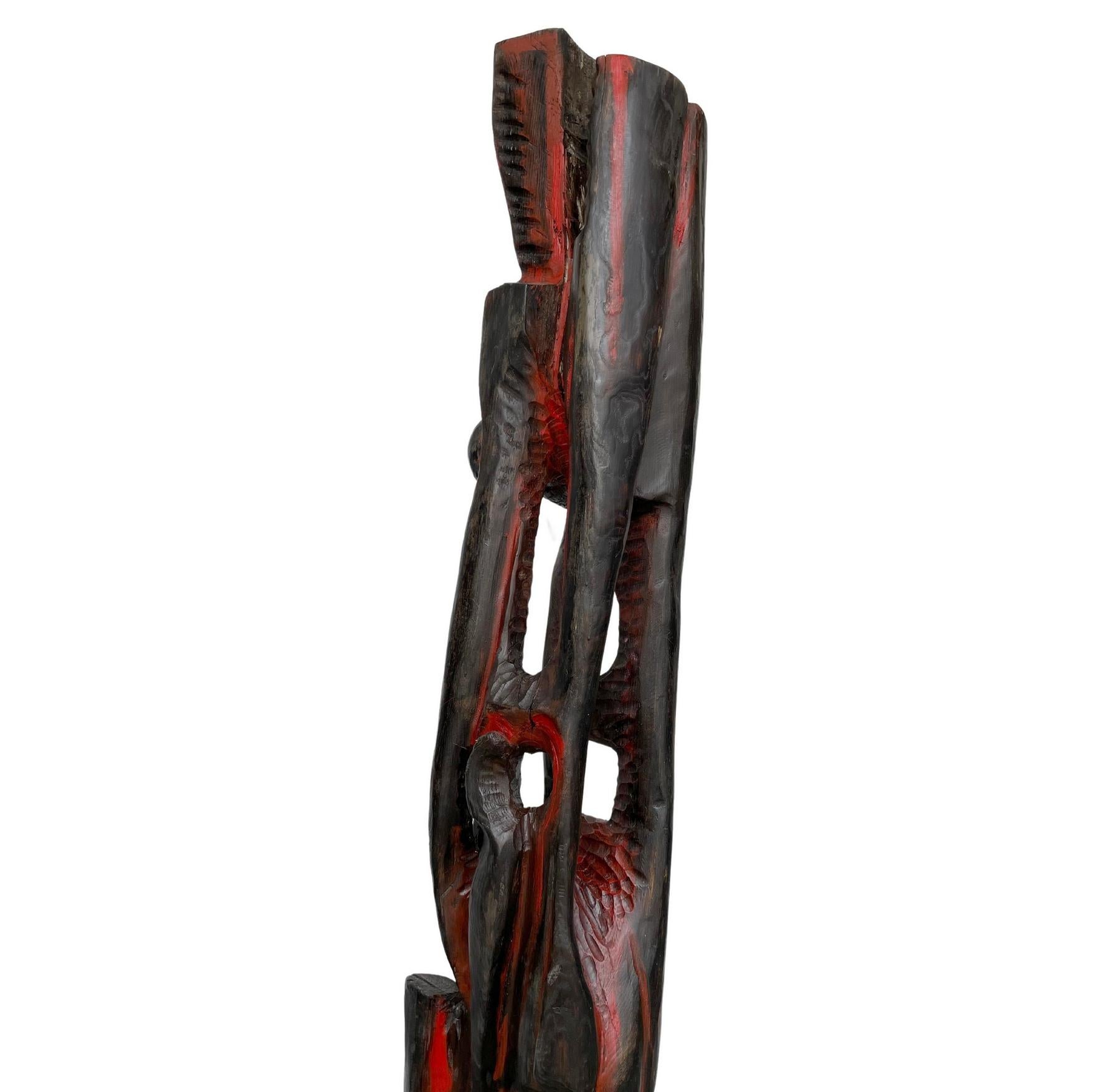 Sculpture « Totem » en bois avec patine rouge en vente 1