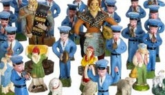 Escultura: figuras tradicionales de músicos y ovejas.
