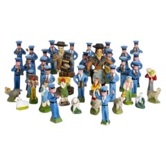 Escultura: figuras tradicionales de músicos y ovejas.
