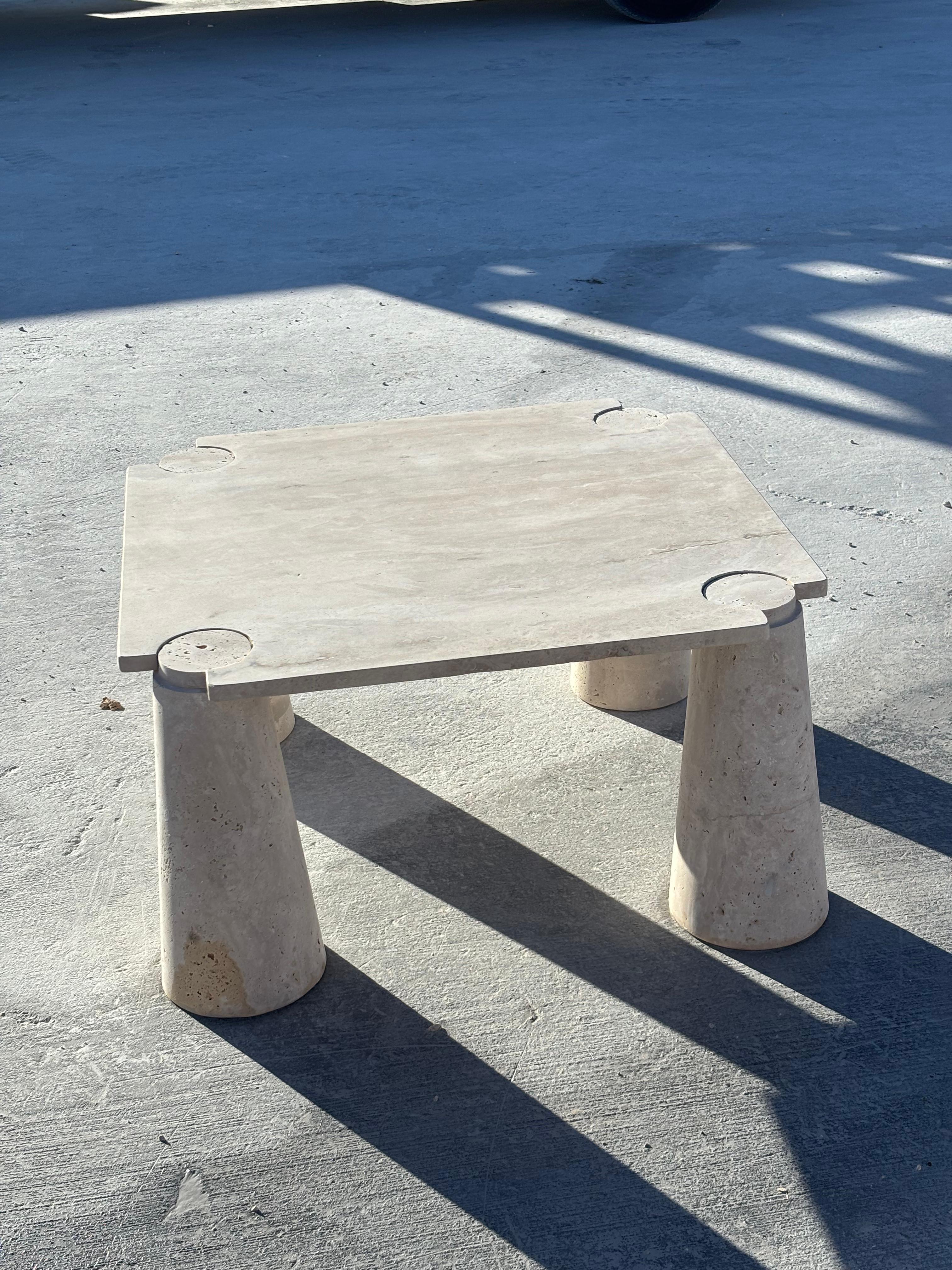 Un tavolino in travertino da galleria, realizzato a mano con una solida pietra naturale di classe A. Questo pezzo scultoreo trascende la funzione, fungendo sia da oggetto di design che da opera d'arte.

Ogni tavolo è scolpito singolarmente da un