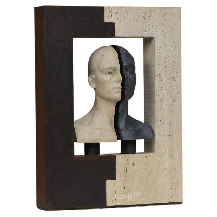 Une sculpture puissante et stimulante où la dualité et l'unité se fondent l'une dans l'autre. Josep Bofill explore la symétrie, le contraste et la matière pour présenter l'identité humaine sous deux angles. Les œuvres invitent à la réflexion et font