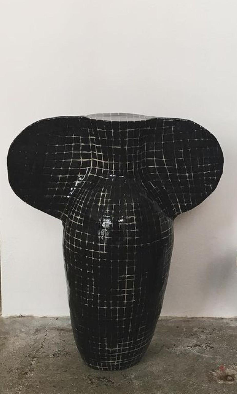 Skulptur-Vase mit Gitter von Maria Lenskjold
Abmessungen: H35 x Durchmesser 40 cm.
MATERIALIEN: Steingut

Maria Lenskjolds Praxis basiert auf einem konsequenten Prinzip: die gängigen bildkünstlerischen Kategorien zu untersuchen, mit ihnen zu