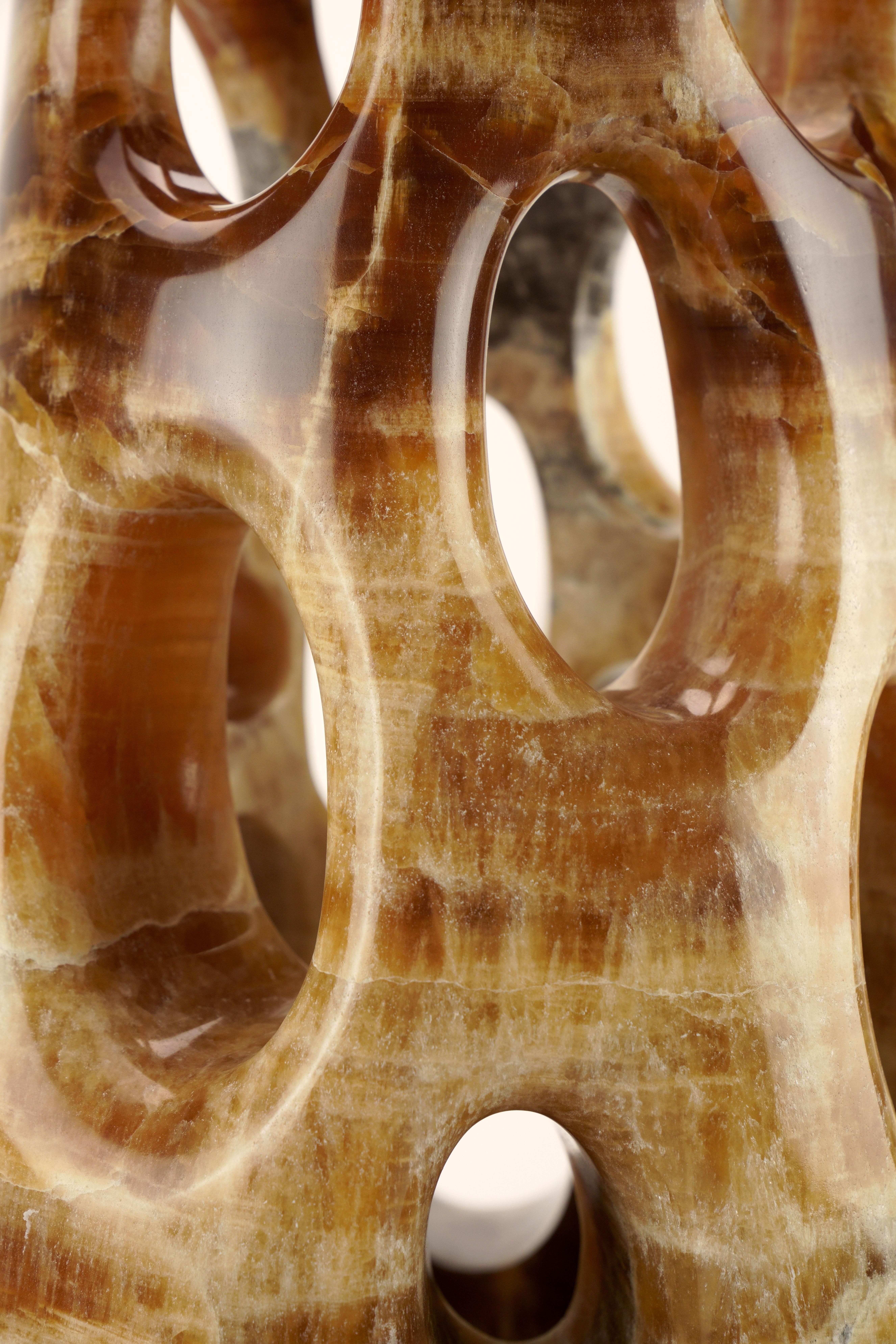 Bedeutende skulpturale Vase, die von Hand aus einem massiven Block aus Bernstein Onyx geschnitzt wurde. 

Abmessungen der Vase: D 30 x H 67 cm.

Erhältlich in verschiedenen Marmorsorten, Onyx und Quarzit.

Limitierte Auflage von 35 Stück.

Jede Vase
